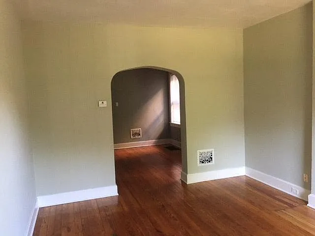 Hartford St — Photo 1