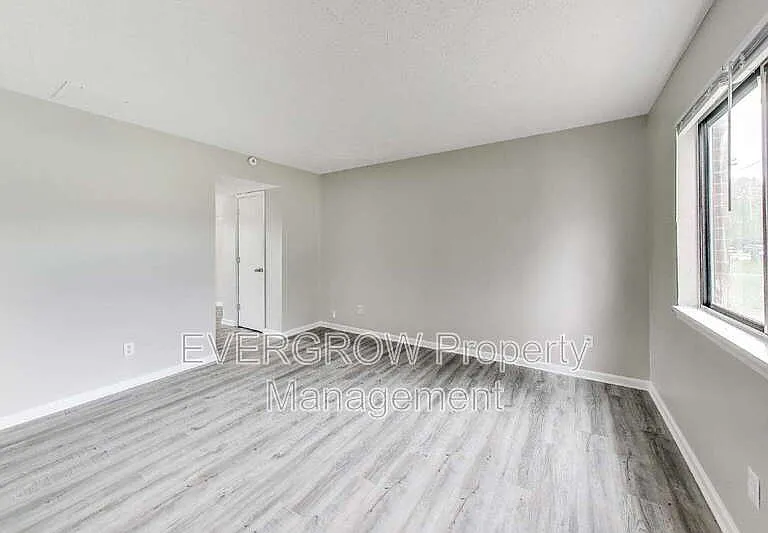 9455 Huggin Hollow Rd — Photo 3