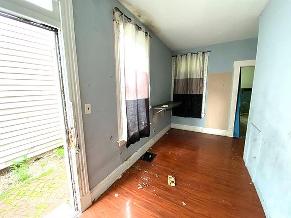 4th image of 811 Vine St