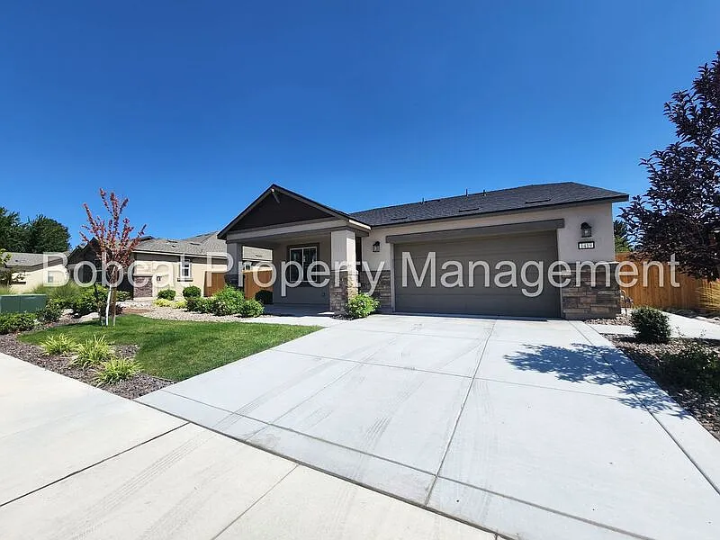 3 bed, 2.5 bath, 1945 sqft, $2,903 — Photo 2