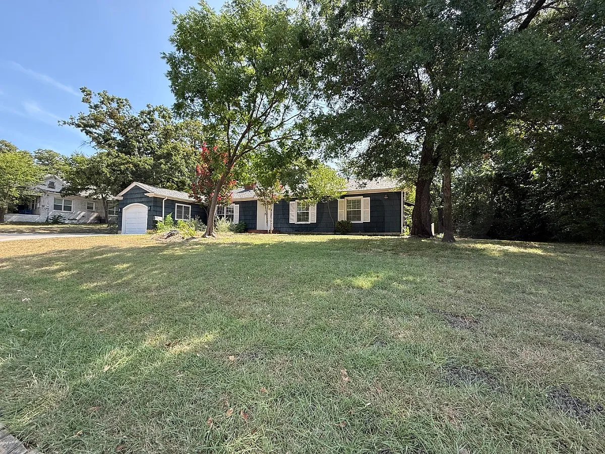 3 bed, 2.0 bath, 2003 sqft, $2,300 — Photo 3
