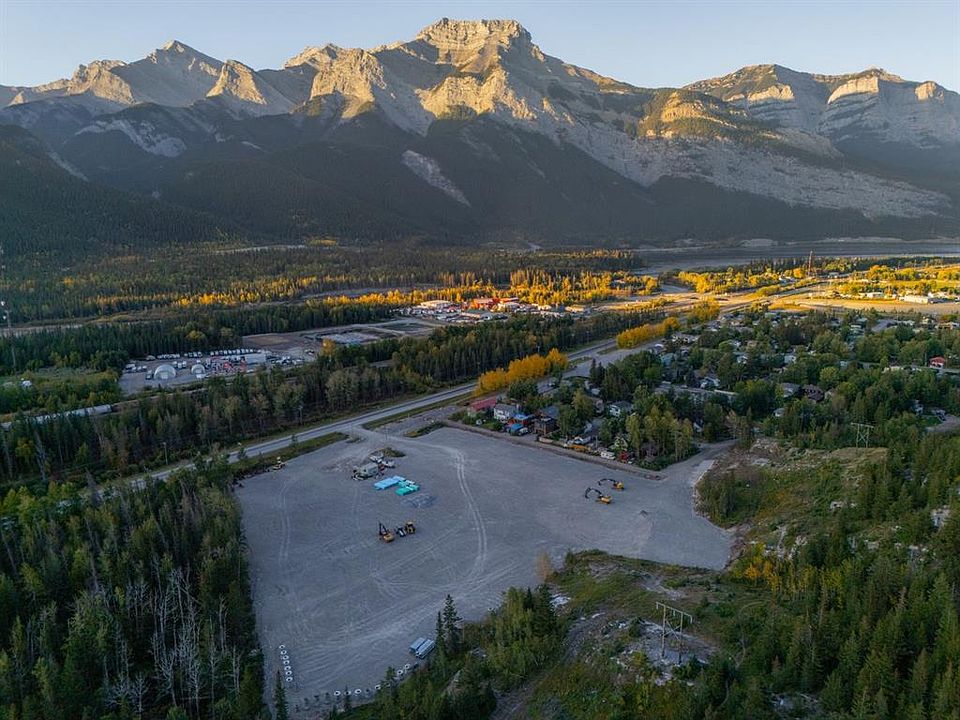 1st image of 9 Yamnuska Pl