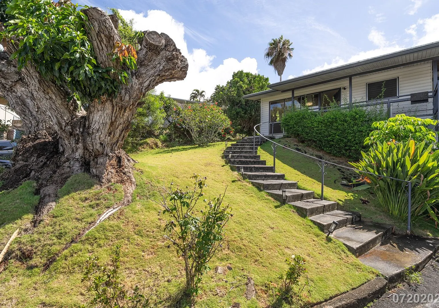 Rarely Available 3BA/2BA/3-4 Pkg SF in Aiea Heights — Photo 2