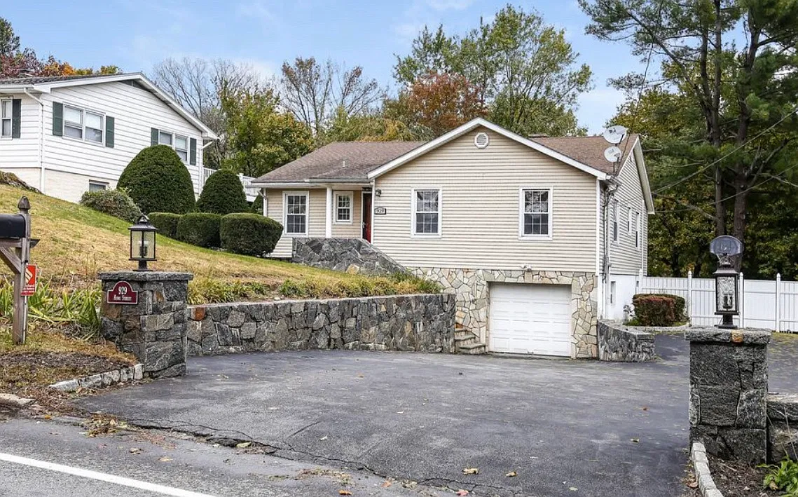3 bed, 1.5 bath, 2032 sqft, $4,500 — Photo 3