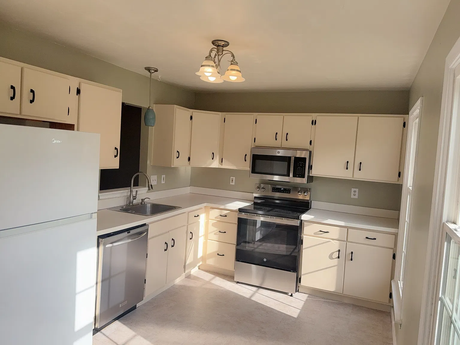 3 bed, 1.5 bath, 1416 sqft, $2,100 — Photo 3