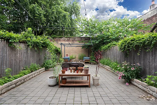 Sold by WorldWide Homes, Inc. | media 24