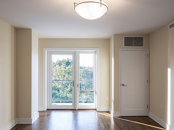 4th image of 2388 31st St APT 3F