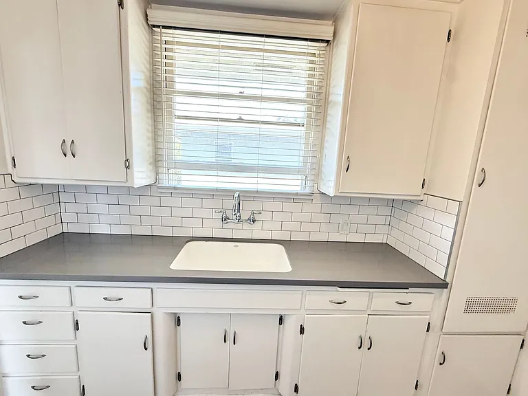 Beautiful Park Estates Apartment for Rent — Photo 7