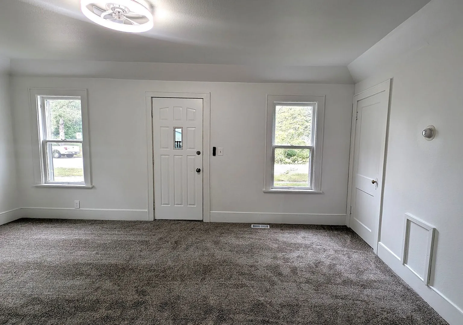 2229 McIlwraith, 2 bedroom house with basement and garage — Photo 2