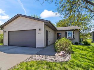 2923 Lakeview Dr, Yankton, SD 57078