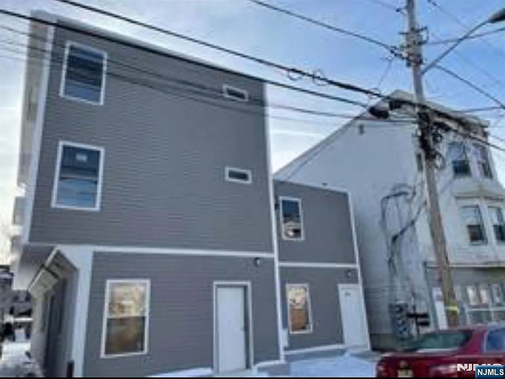 2 bed, 1.0 bath, $1,660 — Photo 4