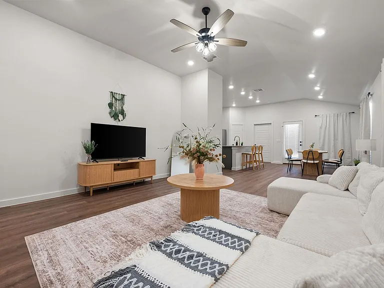 2163 Langford Ave — Photo 4