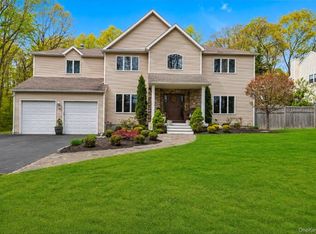 263 Old Commack Rd, Kings Park, NY 11754