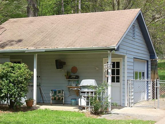 detached garage/shop w/porch, behind house