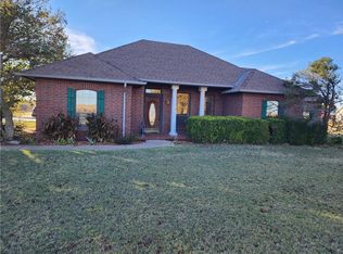 215 N Richland Rd, Tuttle, OK 73089