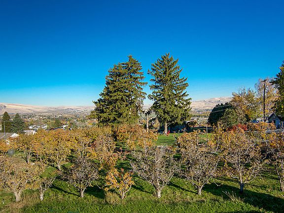 3rd image of 805 Selah Vista Way
