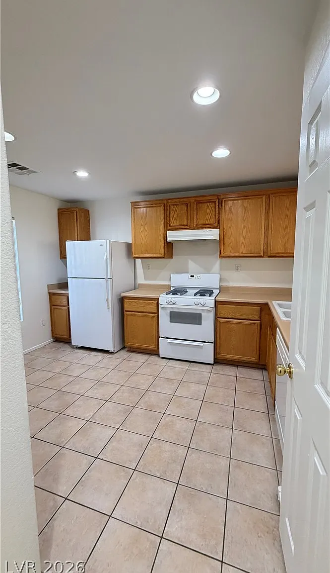 3 bed, 2.5 bath, 1792 sqft, $1,775 — Photo 2