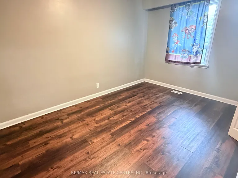 52 Sharbot Ave — Photo 2