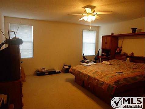 4th image of 923 Collins Blvd