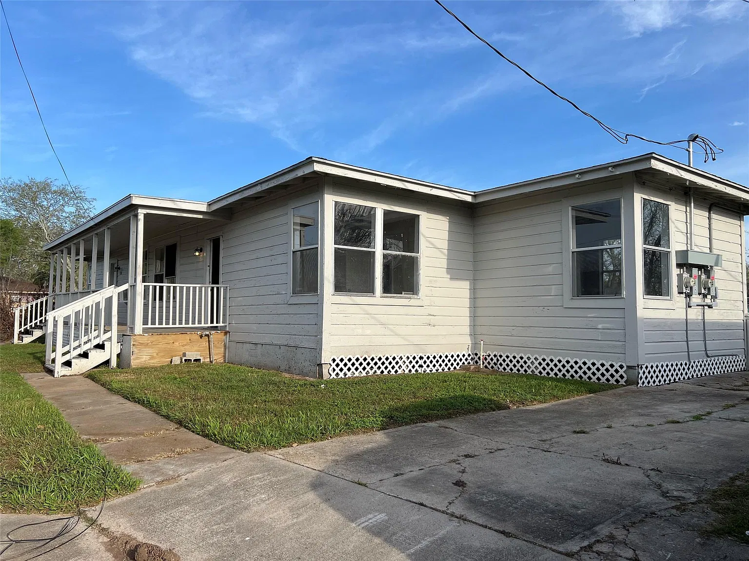 3 bed, 1.0 bath, 696 sqft, $1,200 — Photo 2