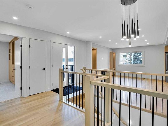 3rd image of 77 S Ferncliff Cres SE