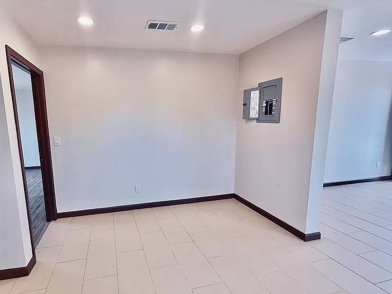 816 E 109th Pl — Photo 10