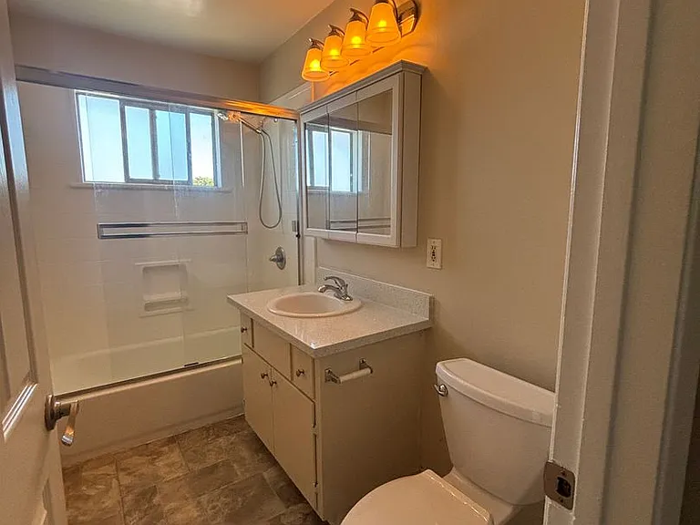 4589 Hamilton Ave — Photo 10