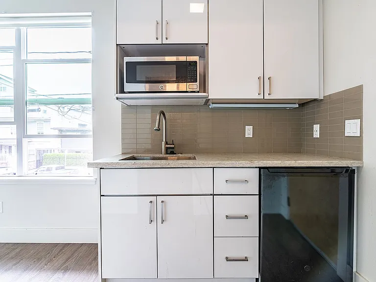 1722 Summit — Photo 34