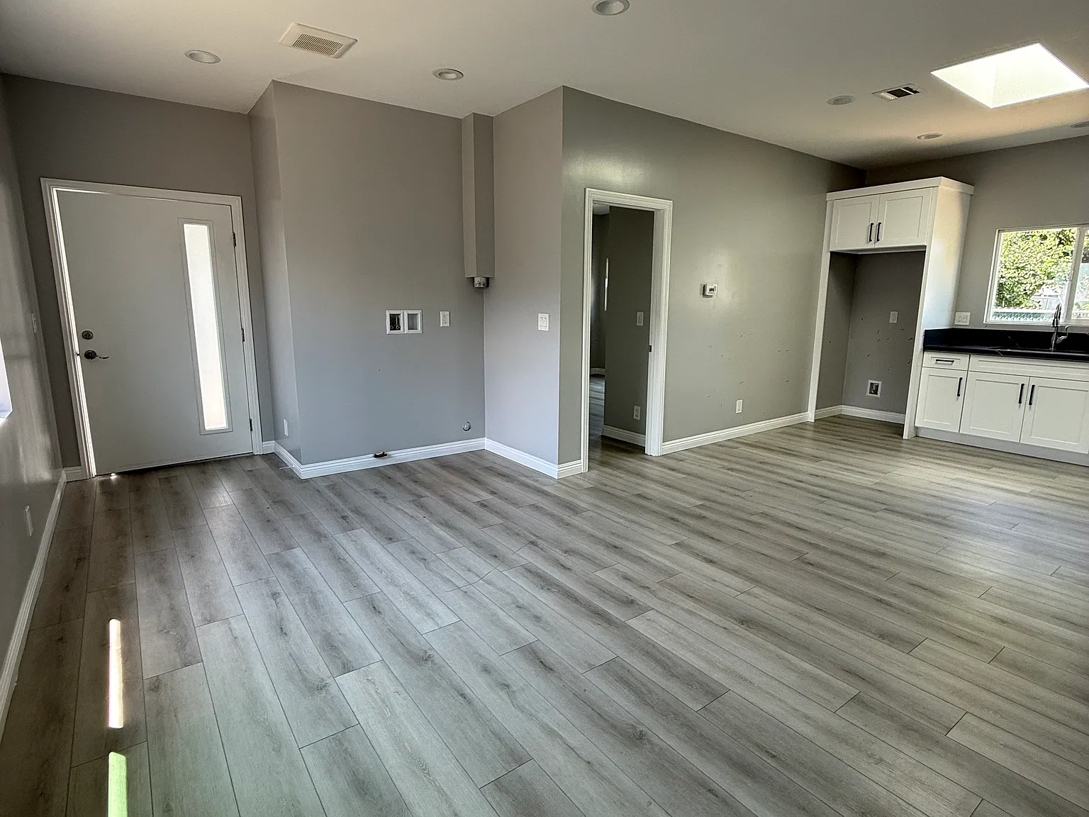 3 bed, 1000 sqft, $3,200 — Photo 2