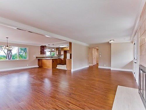 4th image of 2433 Primrose Ave