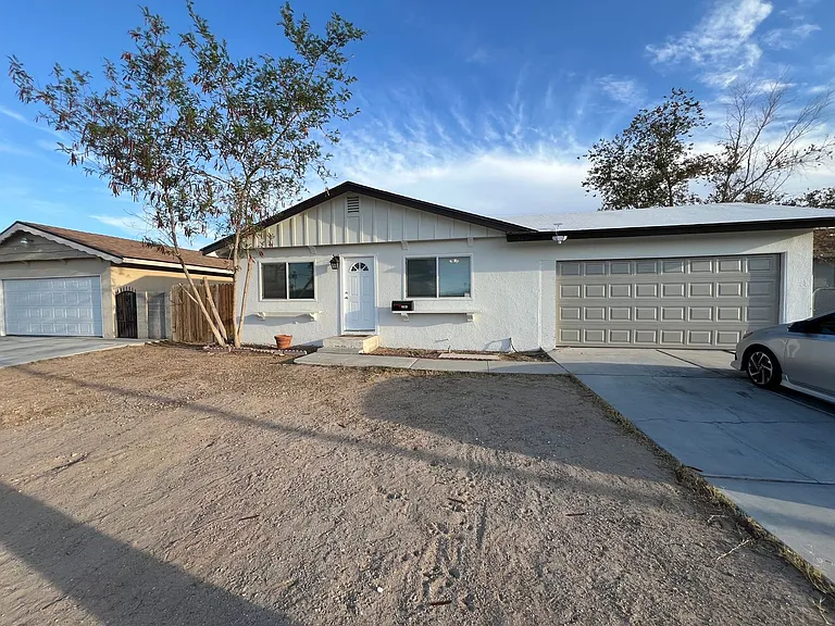 2301 E Brooks Ave — Photo 3