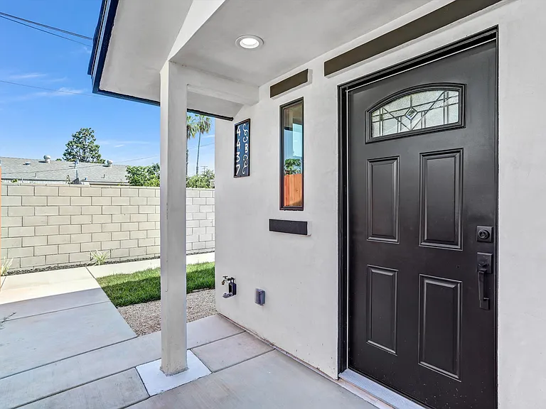 4437 Phelan Ave #B — Photo 2