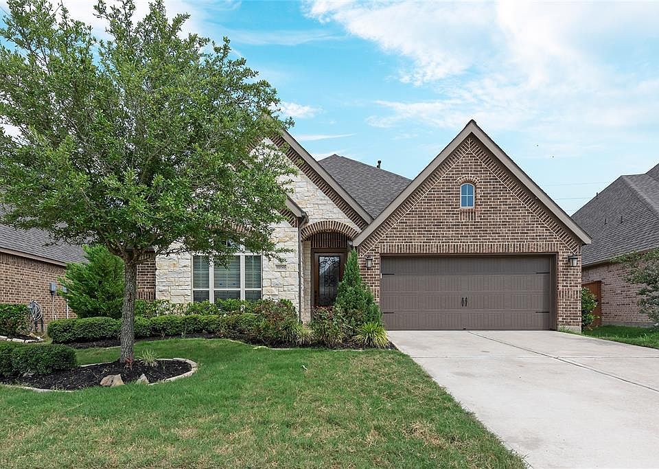 11230 Dunstan Hill Dr., Richmond, TX in Aliana subdivision is waiting for a visit from you.
