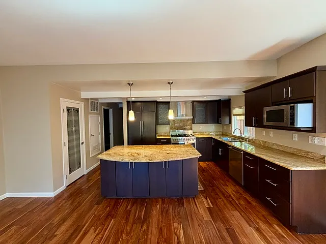 4 bed, 2.5 bath, 1500 sqft, $9,200 — Photo 4
