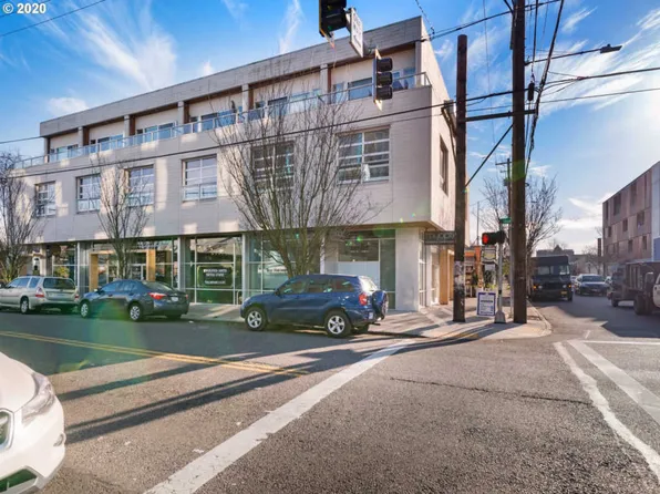 16 NE Shaver St #203, Portland, OR 97227