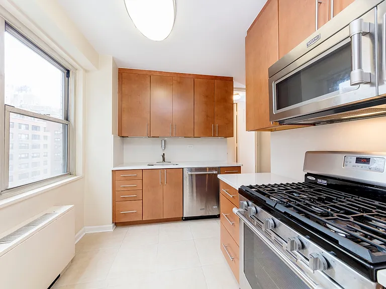 300 E 40th St #10T — Photo 4