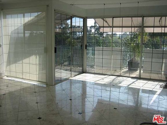 5th image of 960 N Doheny Dr APT 404