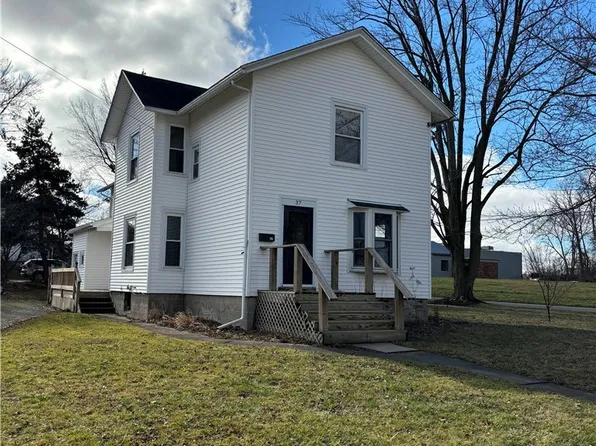 37 Church St, Middleport, NY 14105