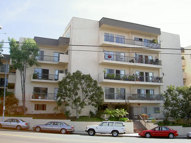612 S Barrington Ave — Photo 1