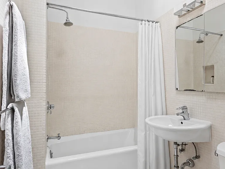 19 Hubert St #5 — Photo 12