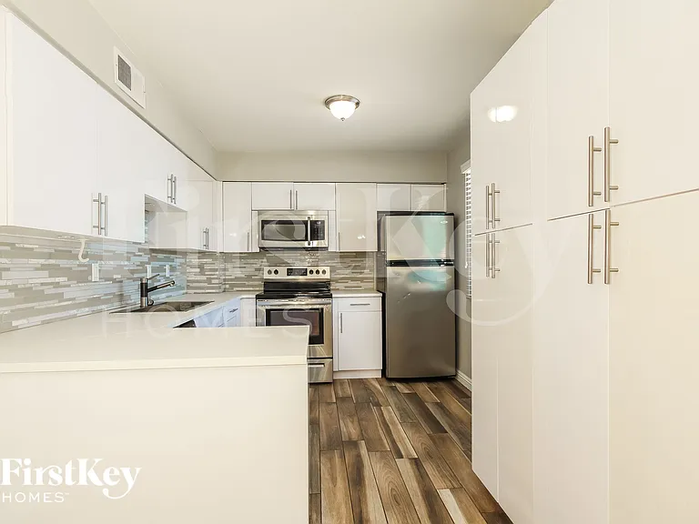 1812 W Morten Ave — Photo 5
