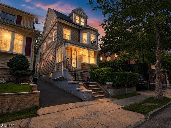 2nd image of 208 Duane St