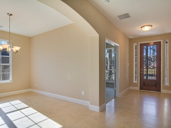 Entry Foyer & Dining