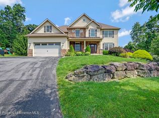 8 Fairmont Cir, Clarks Summit, PA 18411