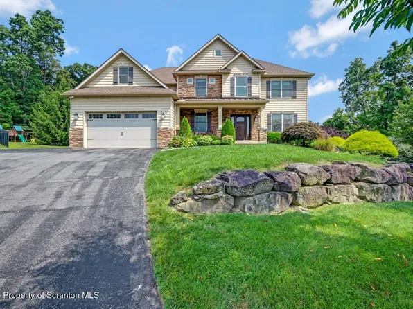 8 Fairmont Cir, Clarks Summit, PA 18411