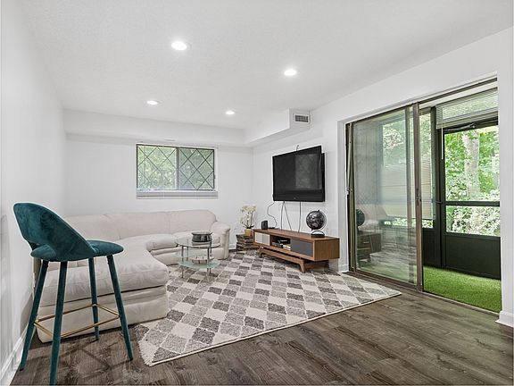 5th image of 7 Greenbriar Dr APT 111