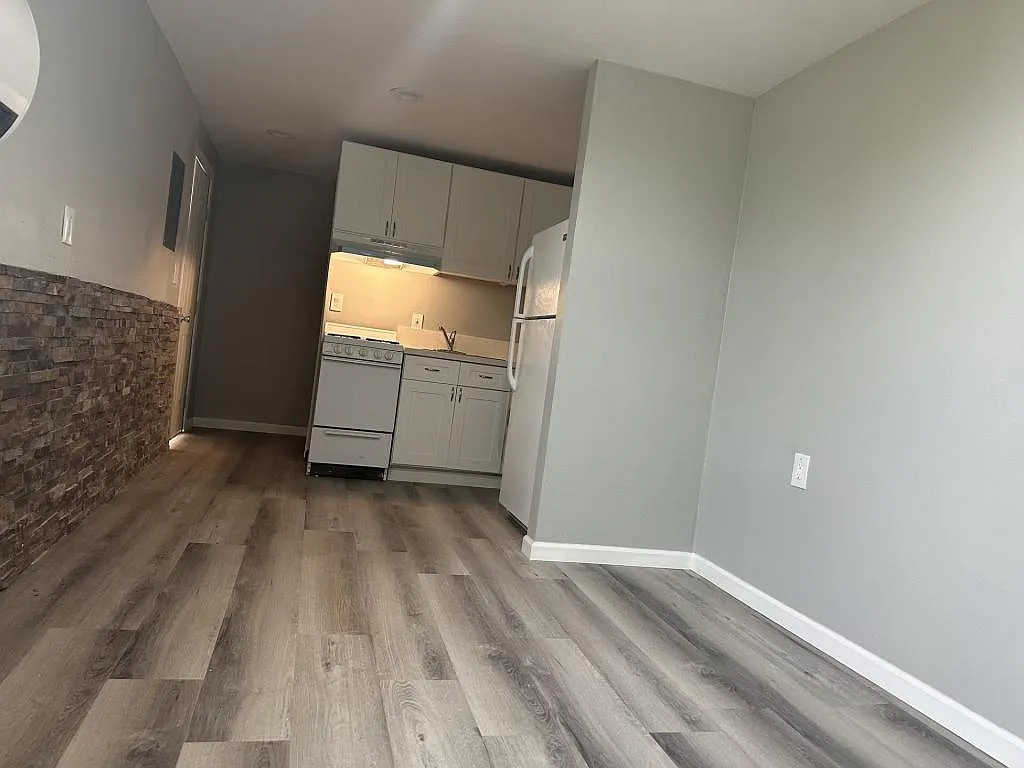 1007 Center Ave — Photo 4