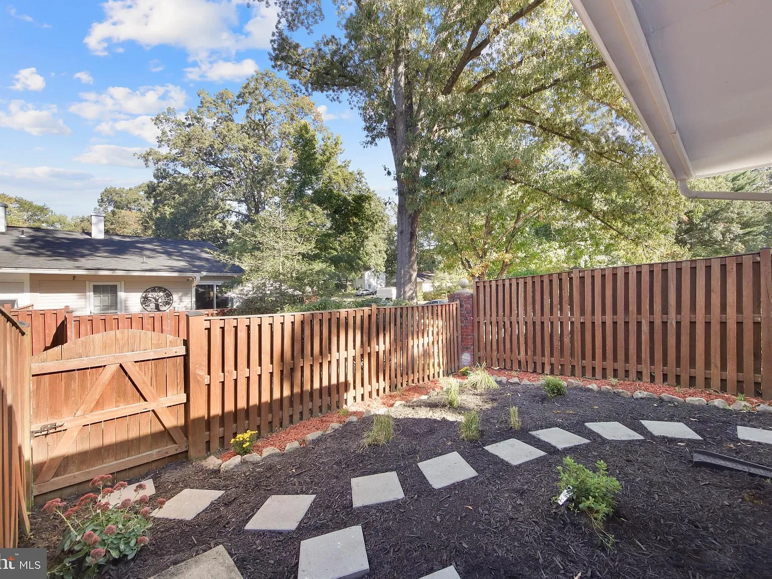 2 bed, 1.0 bath, 858 sqft, $2,300 — Photo 3