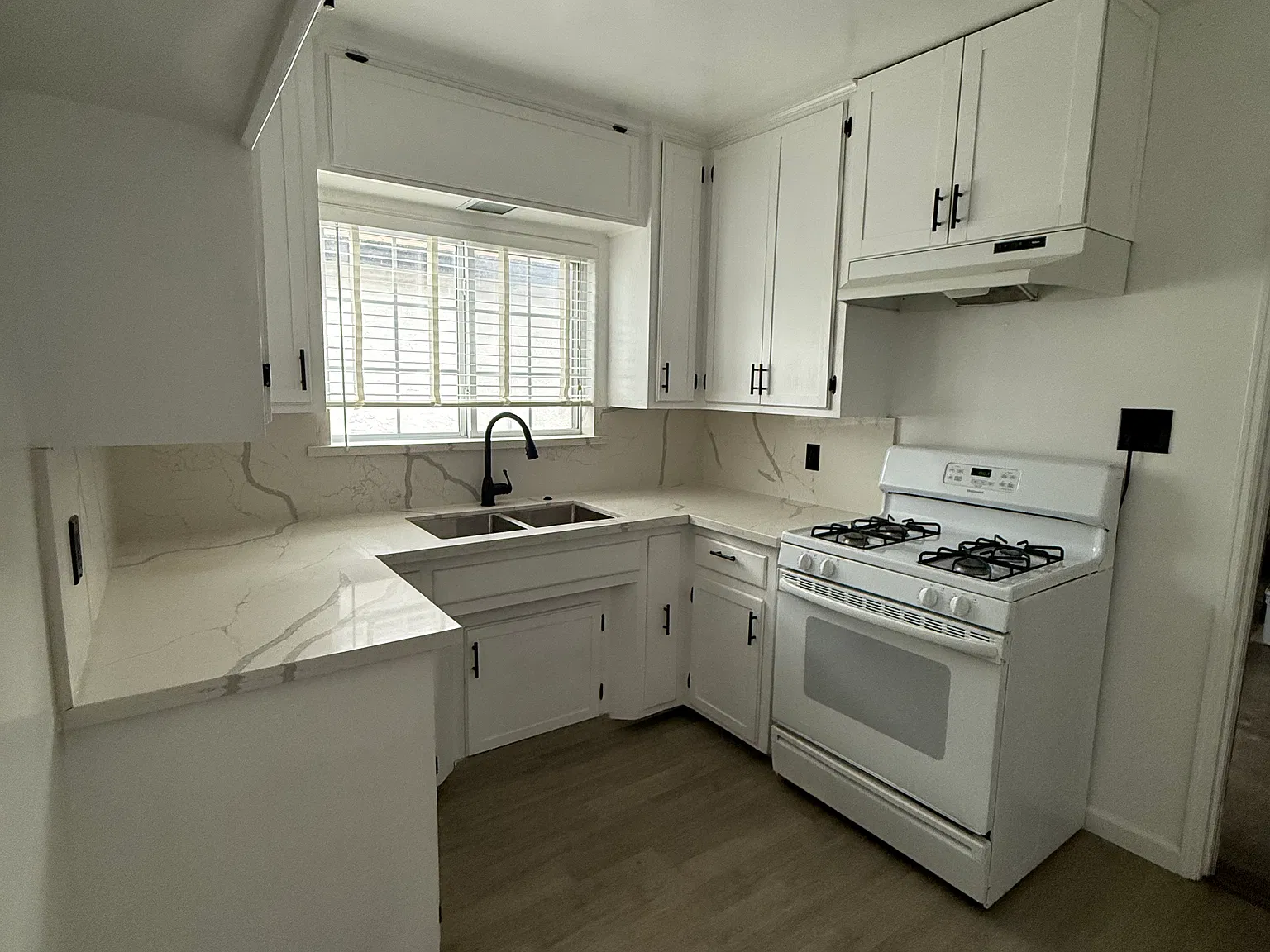 2 bed, 967 sqft, $3,300 — Photo 2