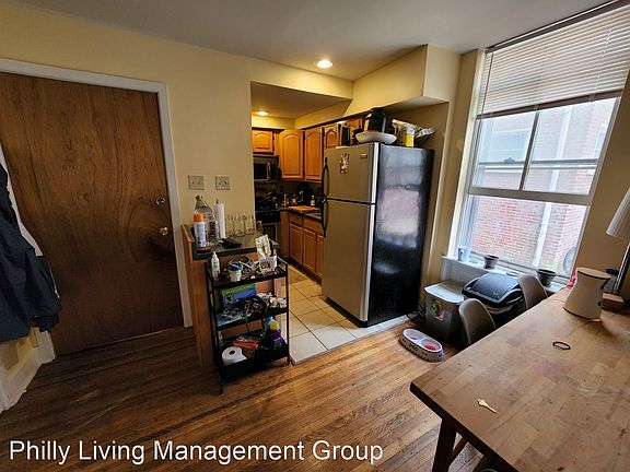 2nd image of 1619 Green St APT 1R